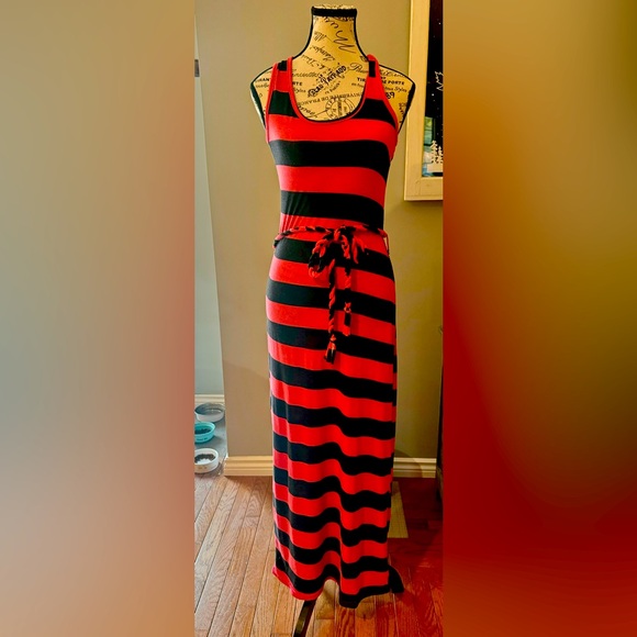 “Magazine” maxi dress - Picture 1 of 1